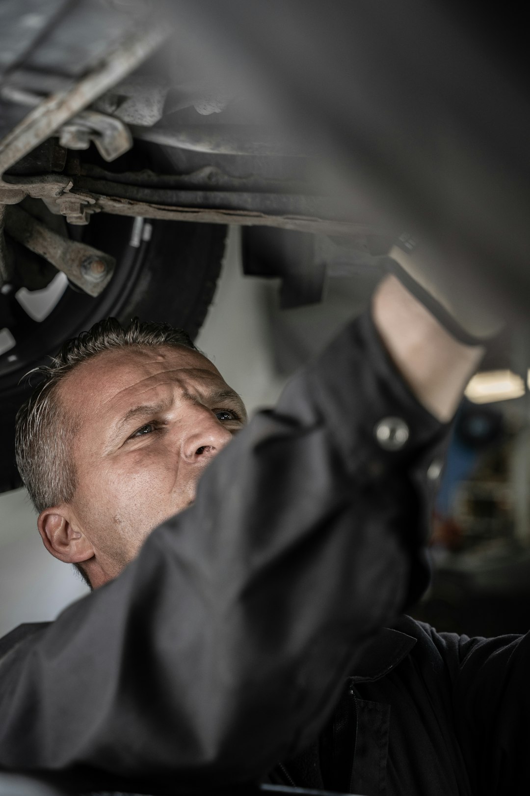 A mechanic work under a car